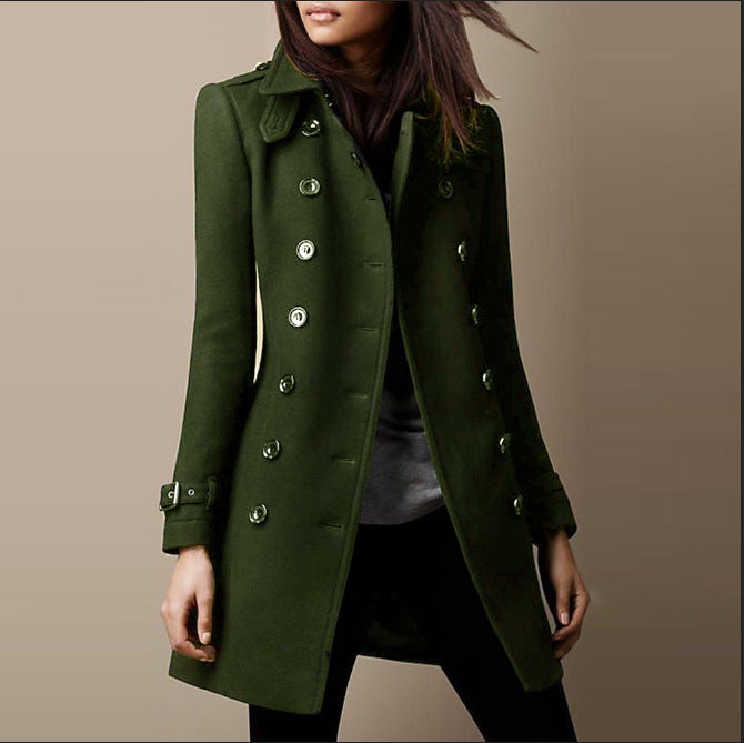 Manteau long vert olive pour femme, style trench-coat, avec boutons doubles et col à revers, mode automne-hiver élégante et tendance.