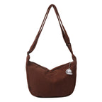 Sac à bandoulière marron en velours côtelé avec breloque nuage, design moderne et élégant, idéal pour la mode urbaine et le quotidien.