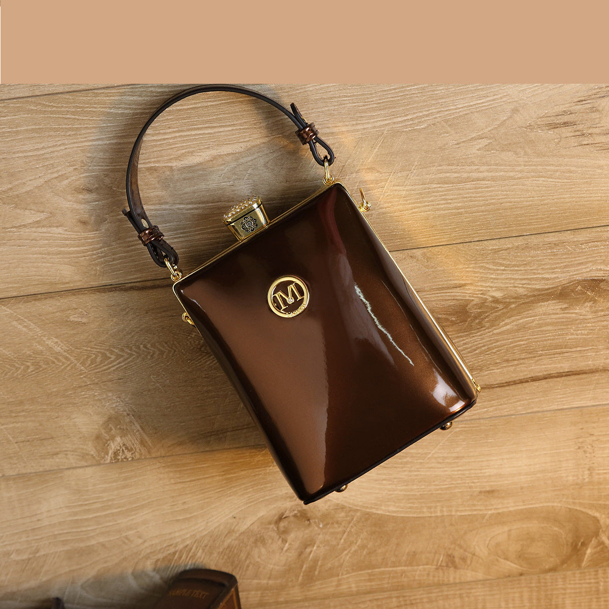 Sac à bandoulière en cuir verni brillant léger et luxueux - Chic&Shines