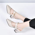 Escarpins beiges à talons carrés, bride ajustable, portés avec un pantalon noir. Chaussures élégantes pour femme, mode tendance.