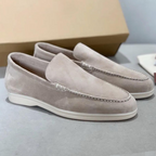 Mocassins en daim beige pour homme, élégants et confortables, avec semelle blanche. Chaussures décontractées idéales pour un style chic et moderne.