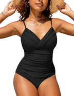 Femme portant un maillot de bain une pièce noir, bretelles fines, col en V, posant en extérieur avec un chapeau de paille. Mode plage été.
