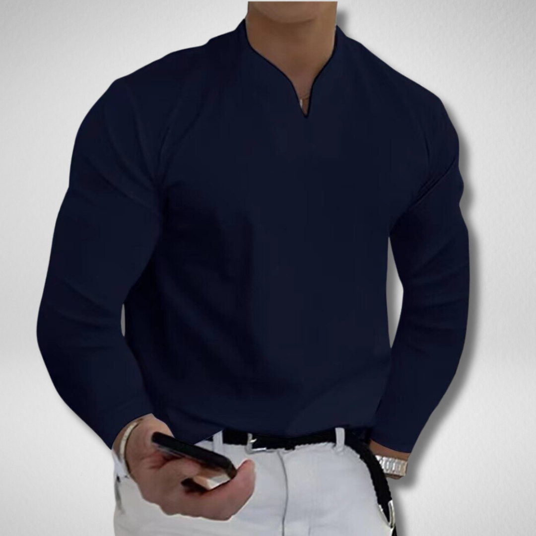 Homme en chemise noire élégante, tenant un smartphone, portant un pantalon blanc. Mode masculine, style moderne, tenue décontractée chic.