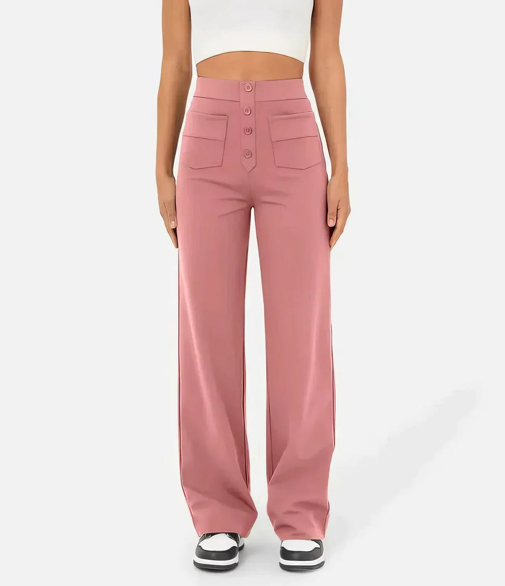 Pantalon large rose taille haute pour femme, avec boutons et poches avant, porté avec un haut blanc. Mode féminine, style décontracté.