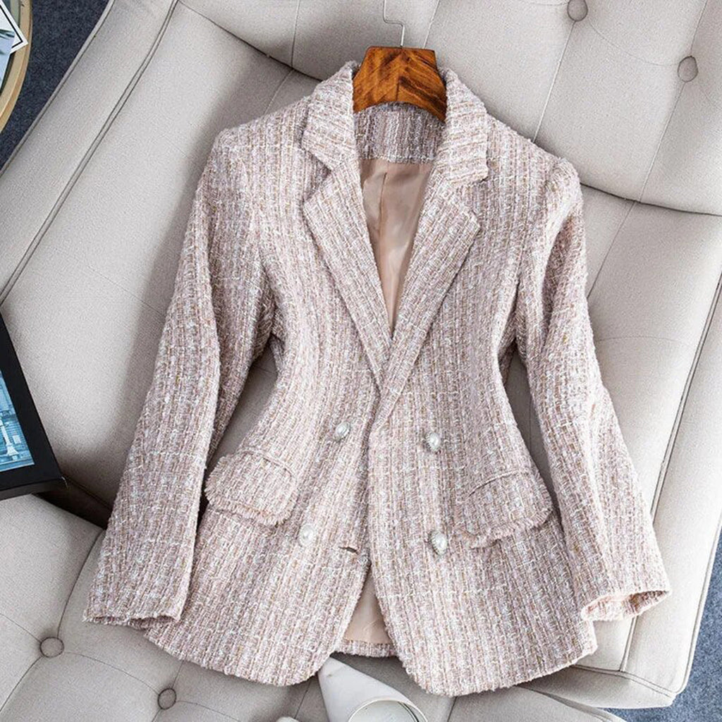 Blazer en tweed beige pour femme, élégant et texturé, posé sur un fauteuil beige. Mode féminine, veste chic, tendance automne-hiver.