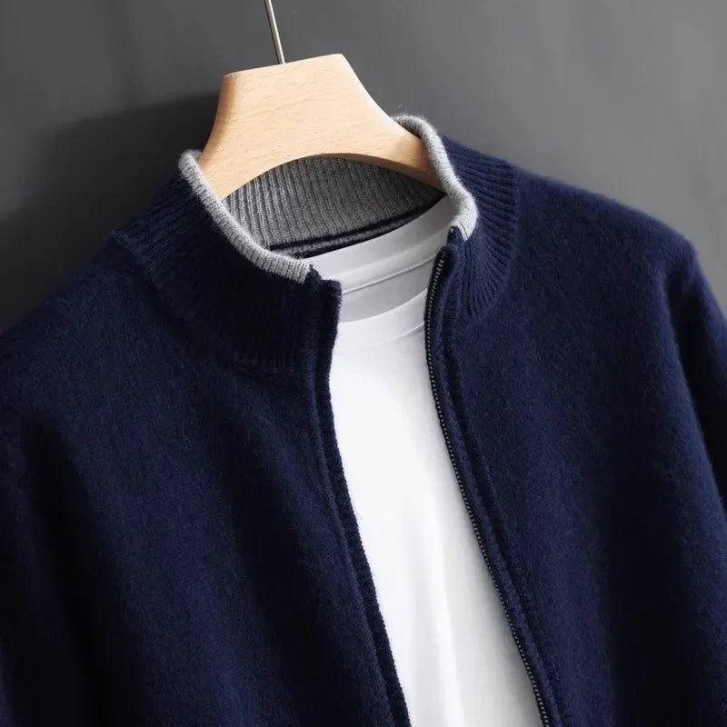 Veste en laine bleu marine sur cintre, col zippé, doublure grise, avec t-shirt blanc en dessous. Mode homme élégante et moderne.