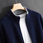 Veste en laine bleu marine sur cintre, col zippé, doublure grise, avec t-shirt blanc en dessous. Mode homme élégante et moderne.