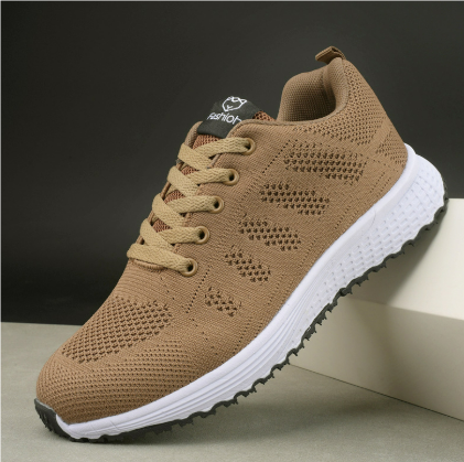 Chaussure de sport marron pour homme avec semelle blanche, design respirant en maille, lacets beiges, posée sur une surface grise.