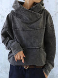 Sweat-shirt gris à col croisé, style décontracté, avec coutures apparentes, porté par une personne. Mode automne-hiver, tendance et confortable.