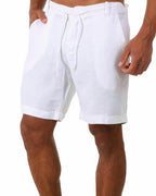 Short en lin blanc pour homme, coupe décontractée, avec cordon de serrage et poches latérales. Mode estivale, tenue légère et élégante.