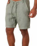 Short en lin vert pour homme, coupe décontractée, avec cordon de serrage et poches latérales. Mode estivale, confort, style décontracté.