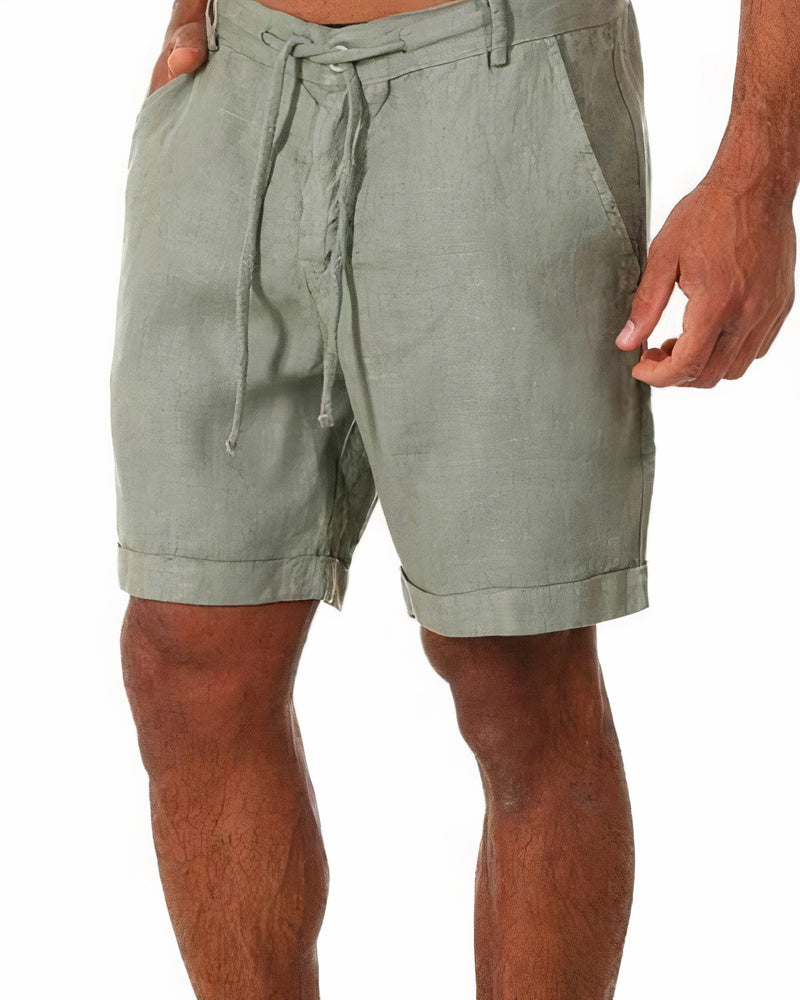 Short en lin vert pour homme, coupe décontractée, avec cordon de serrage et poches latérales. Mode estivale, confort, style décontracté.