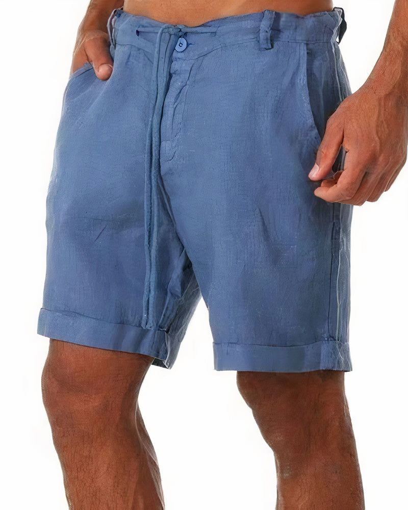 Short bleu en lin pour homme, coupe décontractée, poches latérales, ceinture à passants, idéal pour l'été et les vacances à la plage.