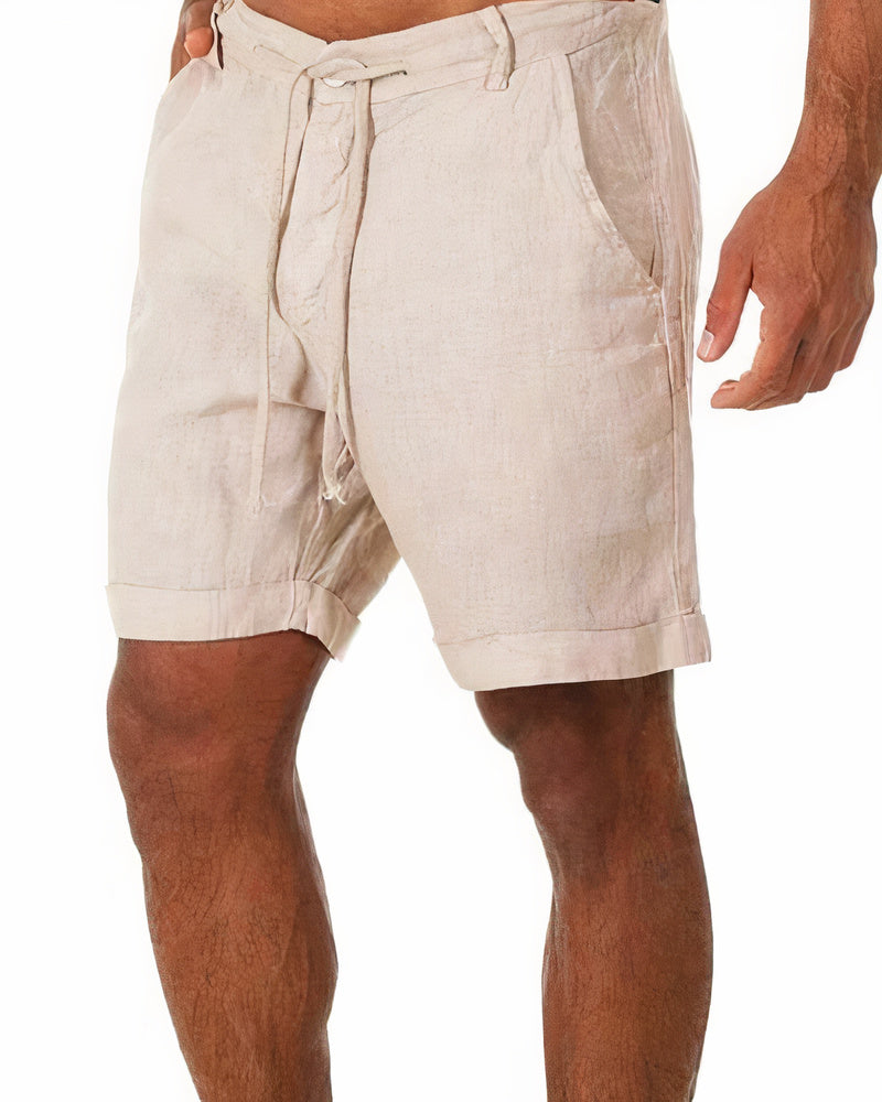 Short en lin beige pour homme avec ceinture à nouer, poches latérales, coupe décontractée. Mode estivale, confort, style décontracté.