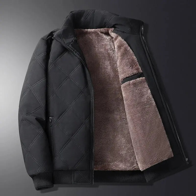 Veste matelassée noire pour homme avec doublure en fausse fourrure marron, fermeture éclair, poches zippées, style hiver chaud et élégant.