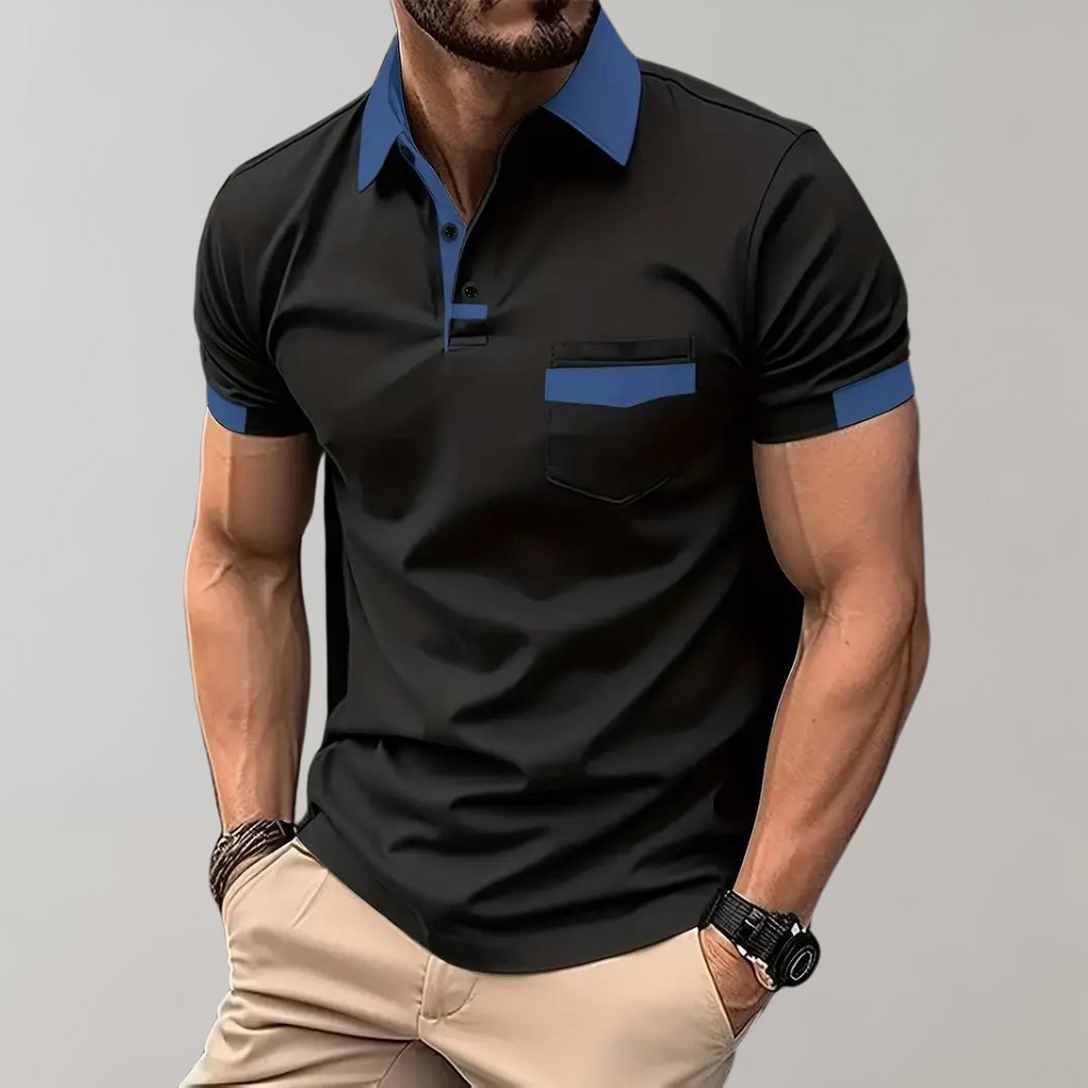 Homme portant un polo noir avec col et manches bleus, poche poitrine, montre noire, pantalon beige. Mode masculine élégante et décontractée.