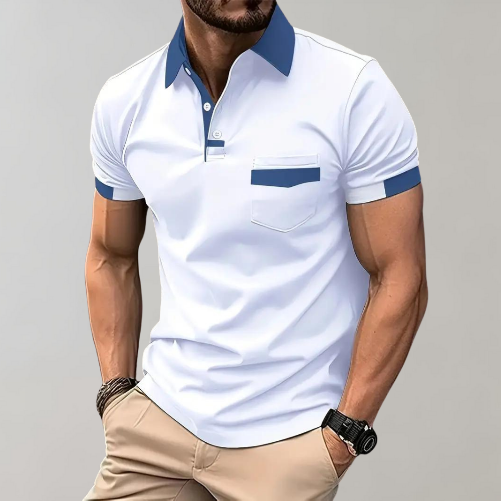 Homme portant un polo blanc avec col et manches bleus, poche avant, montre noire, pantalon beige. Mode masculine élégante et décontractée.