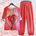 Tenue décontractée femme : ensemble t-shirt à motif cœur coloré et pantalon ample rouge. Mode printemps-été, style artistique et moderne.
