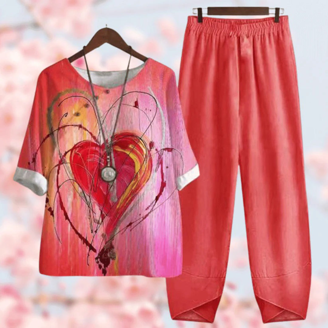 Tenue décontractée femme : ensemble t-shirt à motif cœur coloré et pantalon ample rouge. Mode printemps-été, style artistique et moderne.