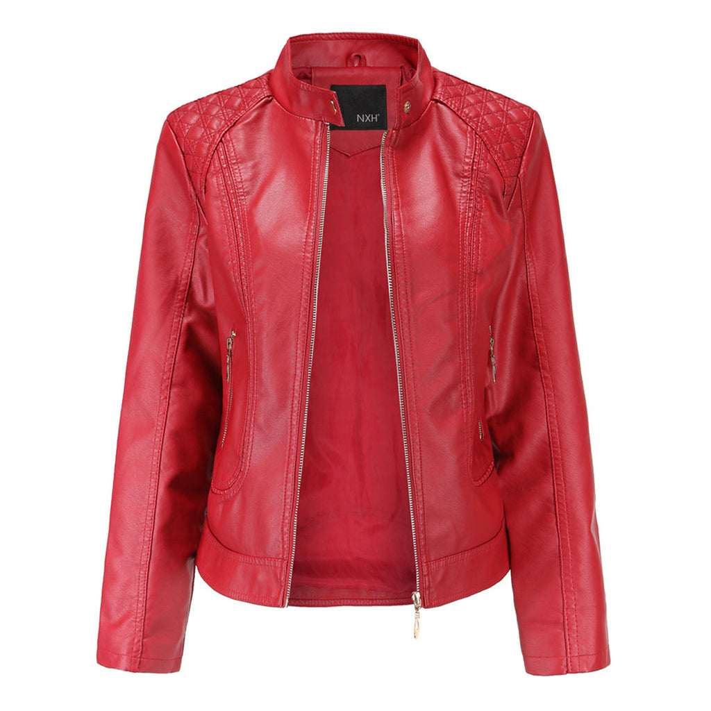 Veste en cuir rouge pour femme avec fermeture éclair, col montant et détails matelassés. Mode élégante, tendance automne-hiver.