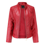 Veste en cuir rouge pour femme avec fermeture éclair, col montant et détails matelassés. Mode élégante, tendance automne-hiver.