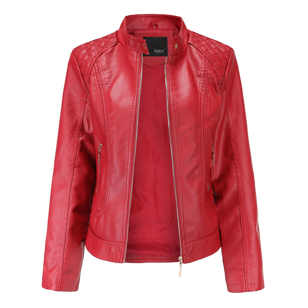Veste en cuir rouge pour femme avec fermeture éclair, col montant et détails matelassés. Mode élégante, tendance automne-hiver.
