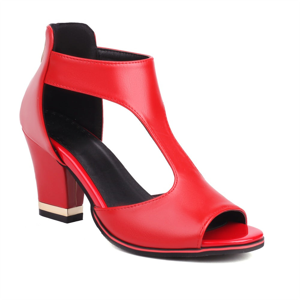 Sandale rouge à talon moyen, design moderne avec découpe avant, semelle noire et détail métallique. Chaussure élégante pour femme, mode tendance.