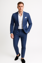 Homme en costume bleu élégant, chemise blanche, pochette blanche, chaussures noires. Mode masculine, tenue professionnelle, style moderne.