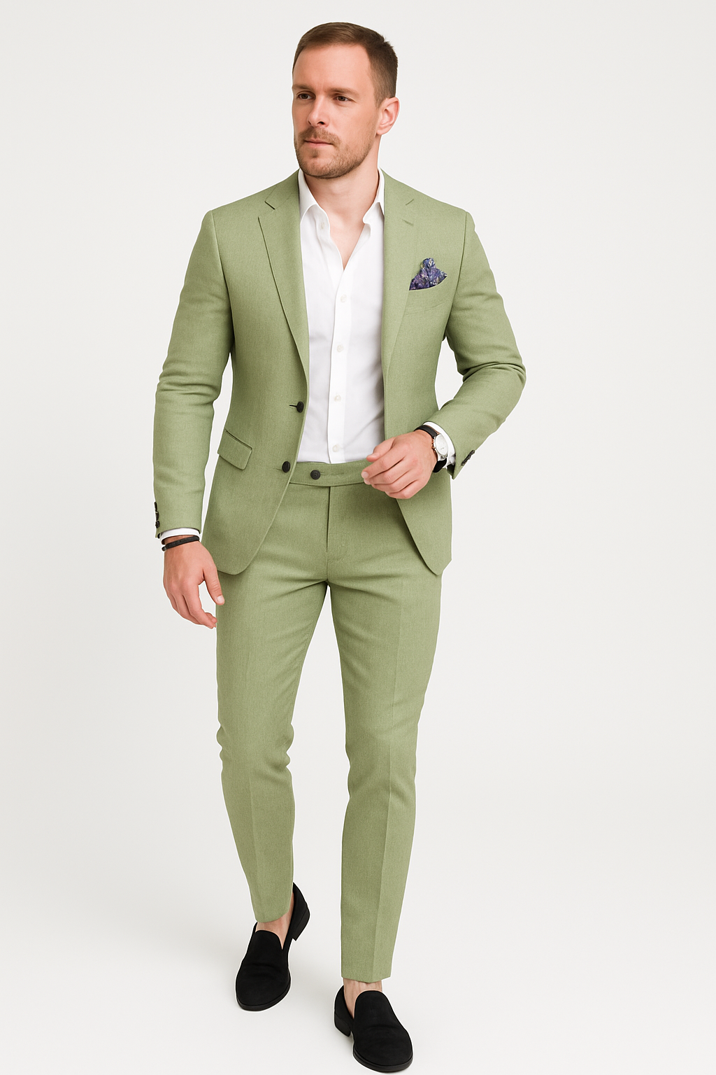Homme en costume vert clair élégant, chemise blanche, pochette violette, montre-bracelet, chaussures noires. Mode masculine, style chic.
