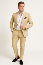 Homme en costume beige élégant, chemise blanche, pochette bleue, chaussures noires. Mode masculine, tenue formelle, style chic.