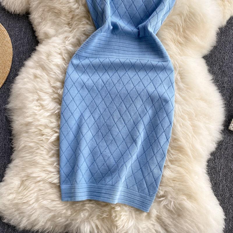 Robe courte moulante col rond sans manches à bouton latéral