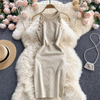 Robe courte moulante col rond sans manches à bouton latéral