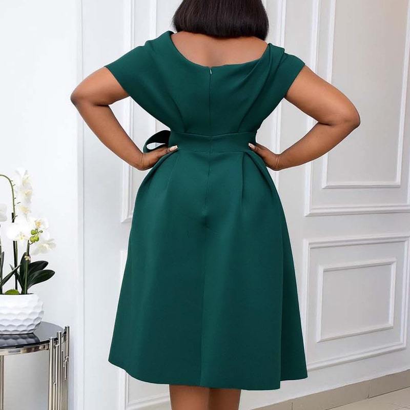 Robe courte bustier avec grande ceinture de gala