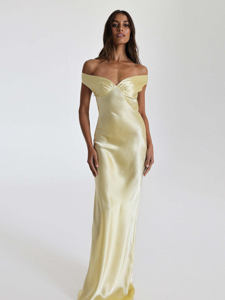 Robe noire satinée dos nu