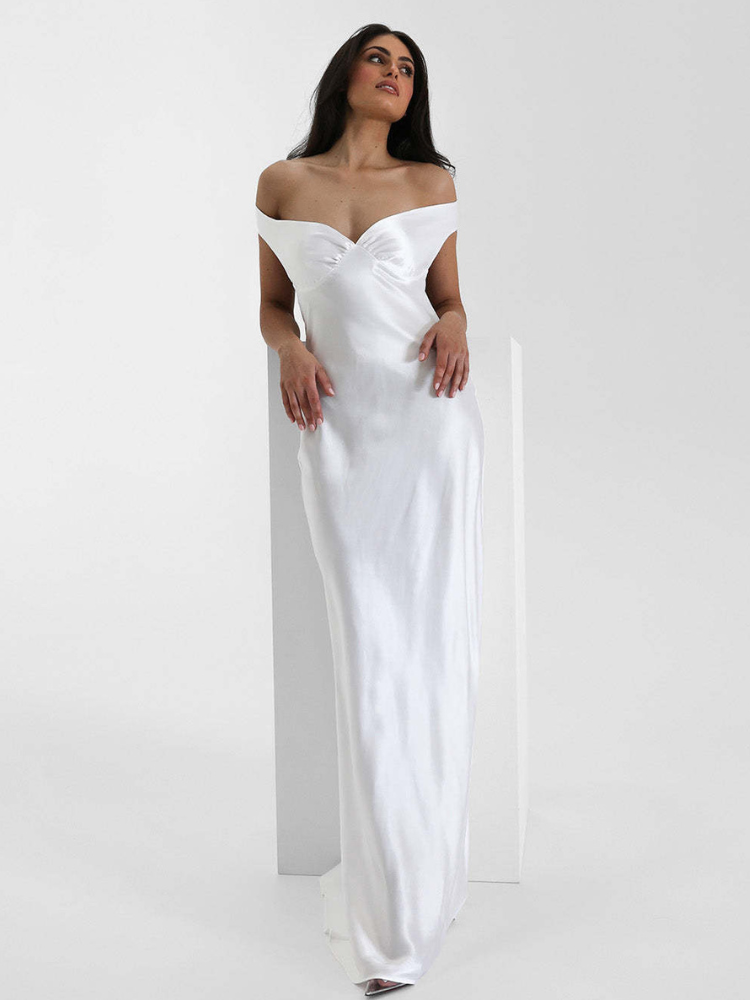 Robe noire satinée dos nu