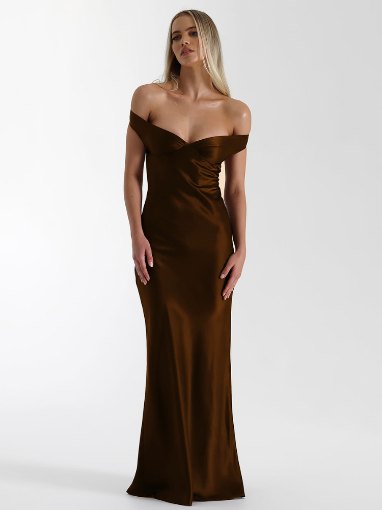 Robe noire satinée dos nu