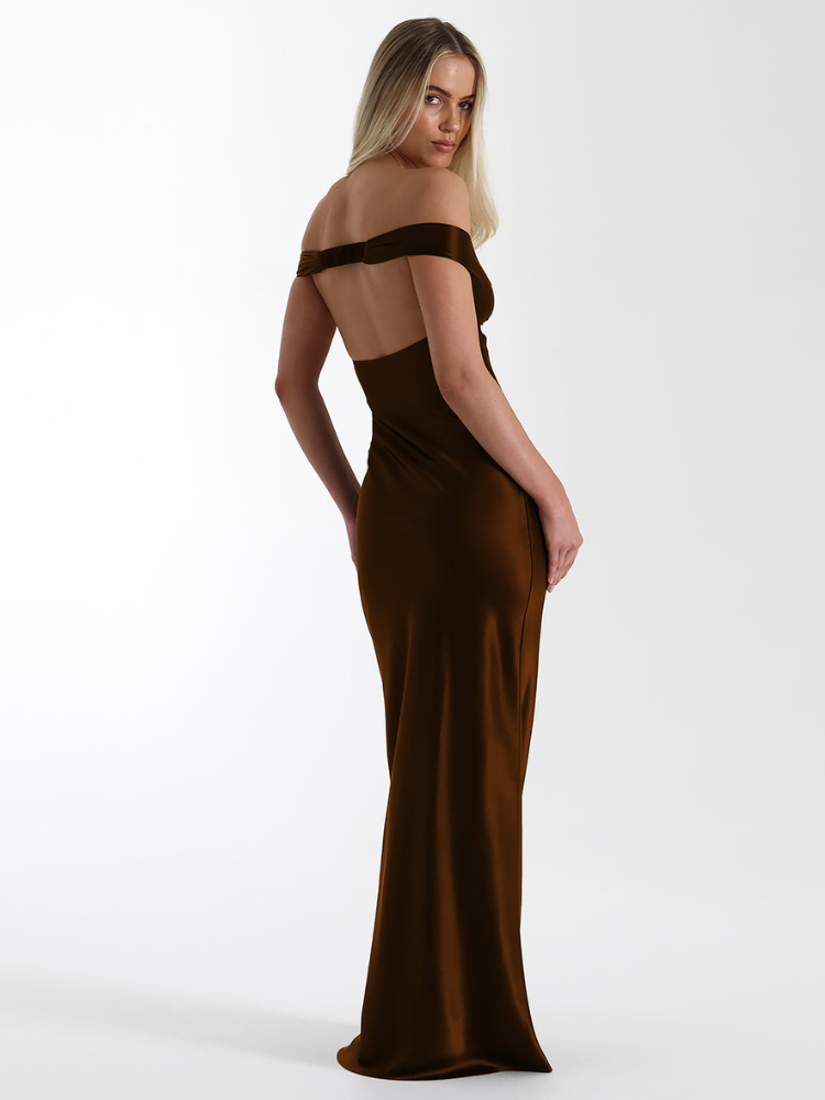 Robe noire satinée dos nu