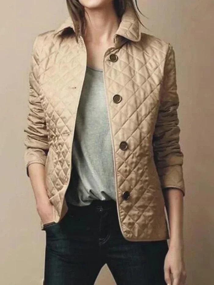 Veste matelassée beige pour femme, manches longues, col rabattu, boutons noirs, portée avec un t-shirt gris et un jean noir. Mode automne chic.