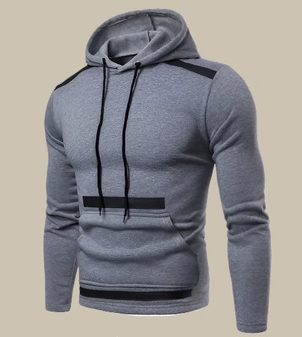 Sweat à capuche gris pour homme avec cordons noirs, poches kangourou et détails noirs sur les épaules et la taille. Mode décontractée tendance.