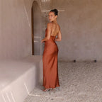 Klara | Robe longue en satin à col bénitier