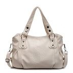 Sac à main en cuir blanc texturé, design élégant avec bandoulière amovible et détails métalliques, idéal pour la mode féminine et le style chic.
