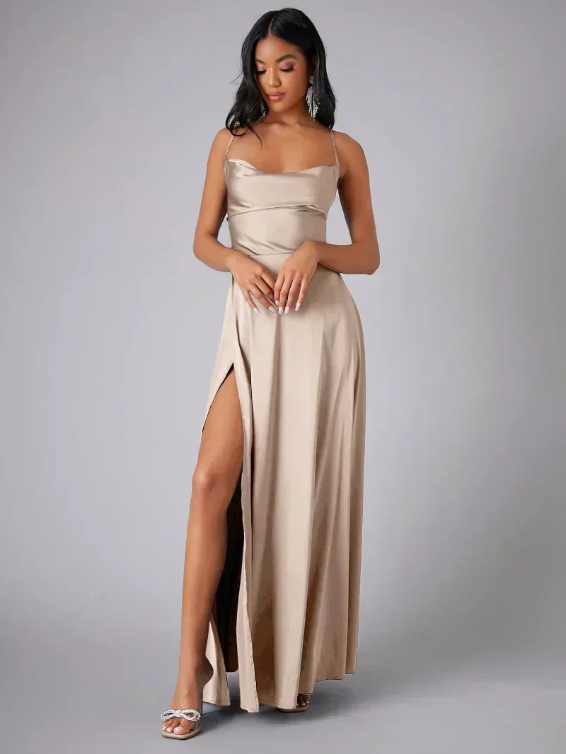Robe de soirée longue en satin avec décolleté drapé et dos nu