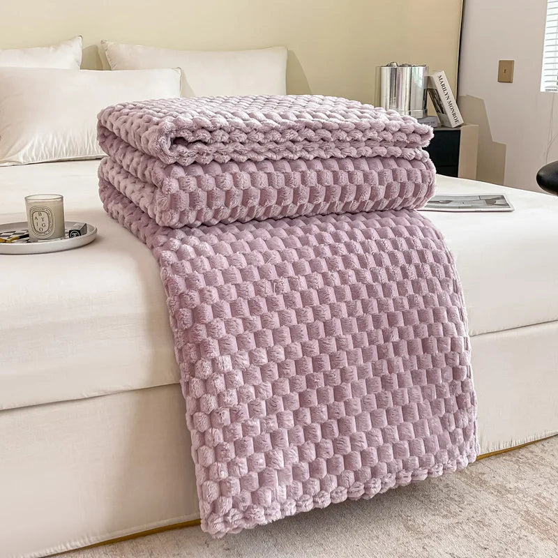 Couverture en peluche violette sur un lit blanc, chambre moderne, décoration intérieure élégante, confort et style, accessoires de maison tendance.