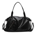 Sac à main en cuir noir élégant avec bandoulière amovible, poche zippée avant, idéal pour femme moderne. Accessoire mode tendance.