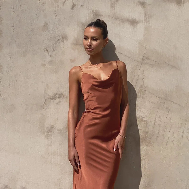 Klara | Robe longue en satin à col bénitier
