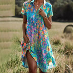 Robe d'été fleurie colorée pour femme, manches courtes, col en V, fond champêtre. Mode estivale, tenue décontractée, style bohème chic.