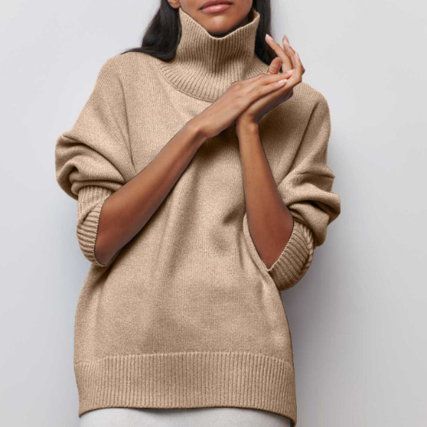 Femme portant un pull en laine beige à col roulé, manches longues, style décontracté. Mode automne-hiver, confort et élégance.