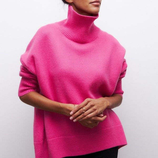 Femme portant un pull rose vif à col roulé, manches longues, style décontracté. Mode automne-hiver, tendance vêtements chauds, élégance féminine.