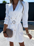 Robe blazer blanche élégante avec ceinture ornée, manches longues, boutons dorés, portée par une femme. Mode chic, tendance, tenue de soirée.