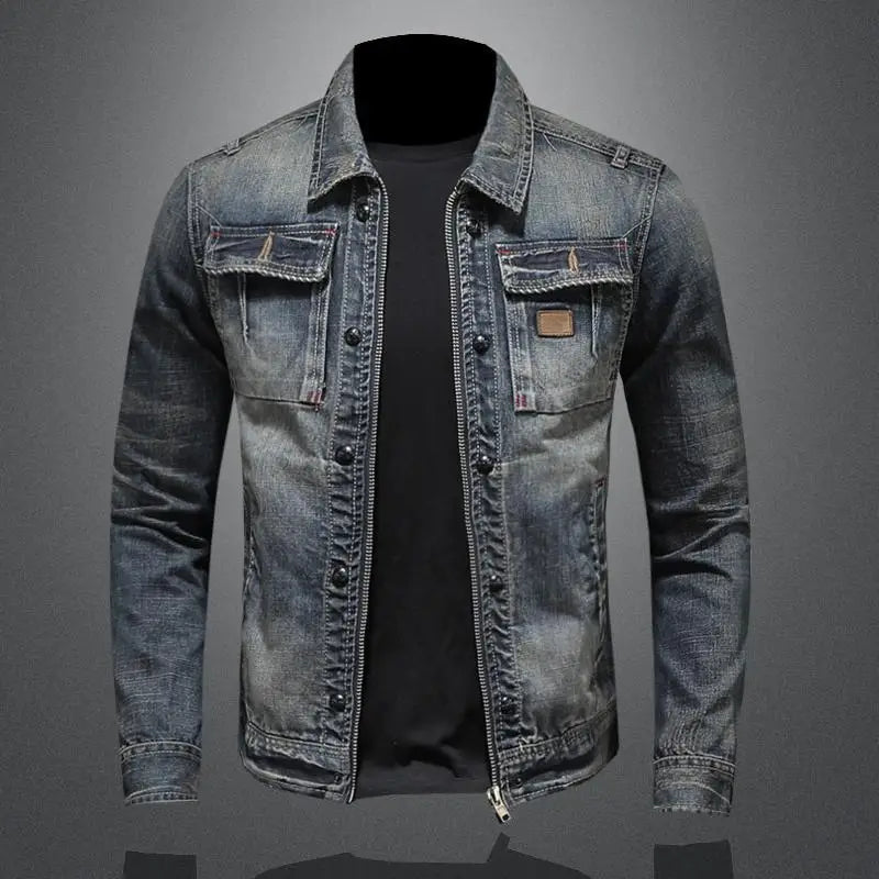 Veste en jean bleu pour homme sur fond gris, style décontracté, avec poches poitrine et fermeture éclair. Mode masculine tendance.